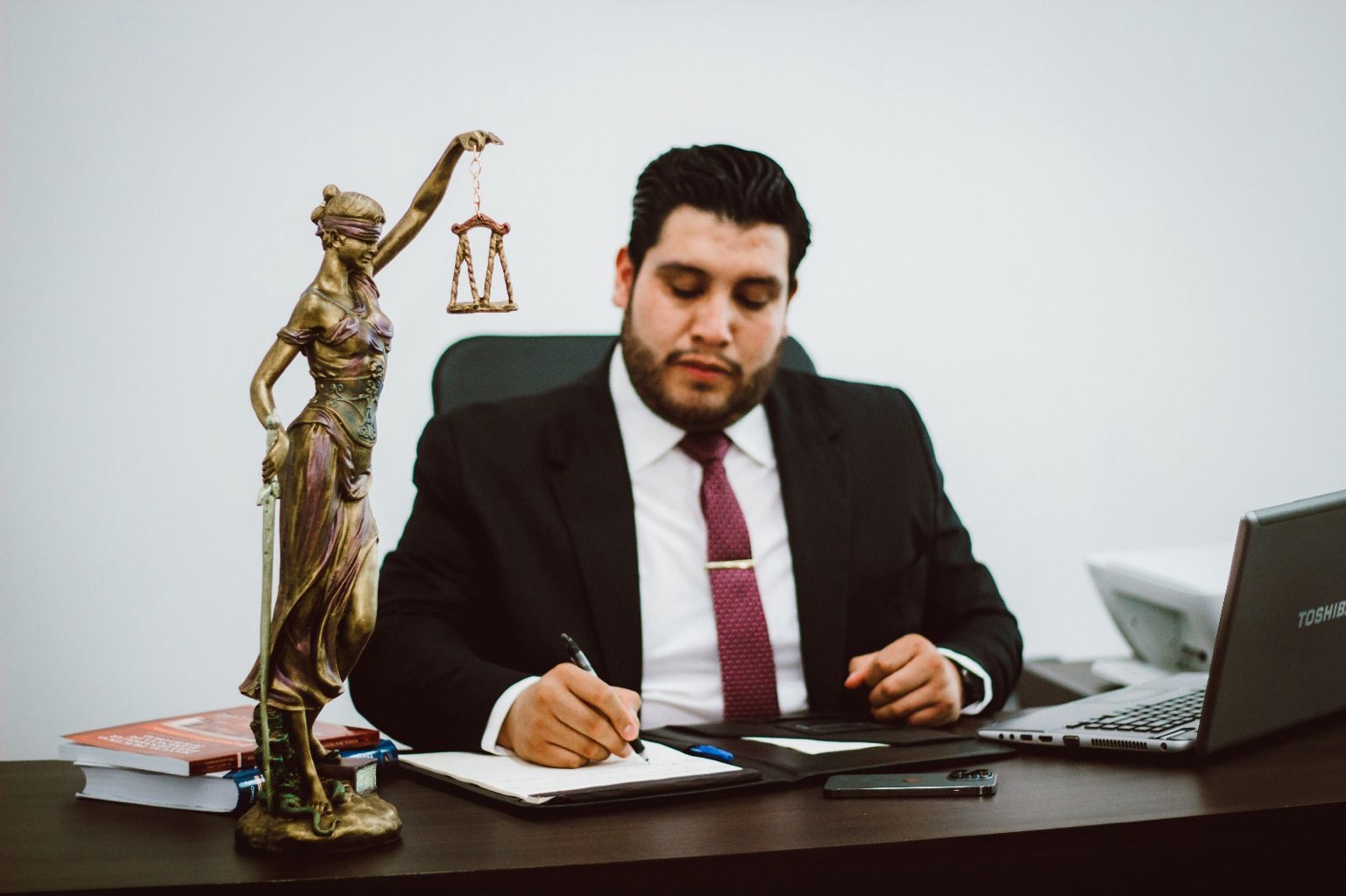 Daniel Báez en despacho jurídico